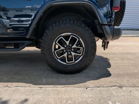 Used 2025 Jeep Wrangler Unlimited Rubicon AWD/4WD image 13
