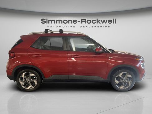 Used 2022 Hyundai Venue Limited image 4