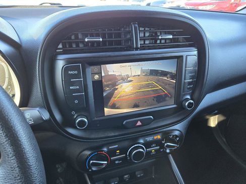 Used 2023 Kia Soul LX w/ LX Technology Package image 9