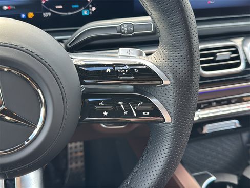 Certified 2025 Mercedes-Benz GLS 450 4MATIC image 18