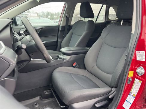 Used 2021 Toyota RAV4 LE image 15