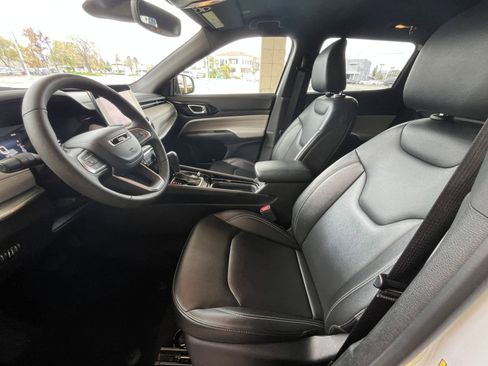 Used 2025 Jeep Compass Limited image 28