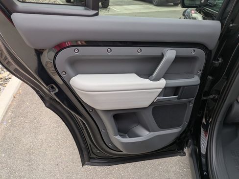 Used 2025 Land Rover Defender 130 S image 31