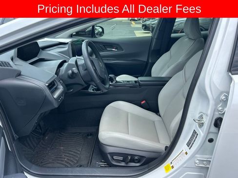 Used 2024 Toyota Prius XLE FWD image 2