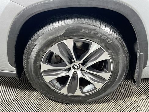 Certified 2021 Toyota Highlander XLE image 33