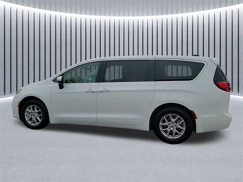 Used 2023 Chrysler Pacifica Touring-L image 13