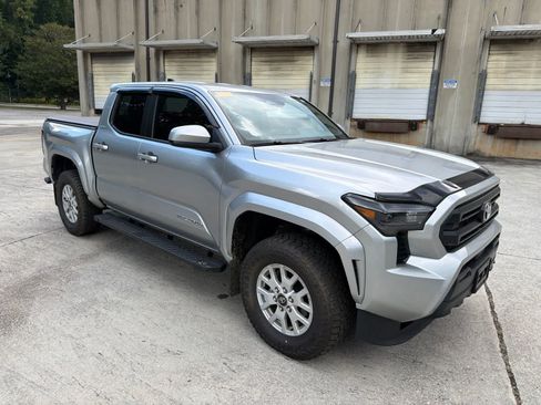 Used 2024 Toyota Tacoma SR5 AWD/4WD image 14