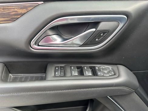 Used 2023 Chevrolet Suburban Premier image 3