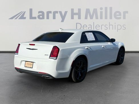 Used 2023 Chrysler 300 Touring w/ Sport Appearance Package image 7