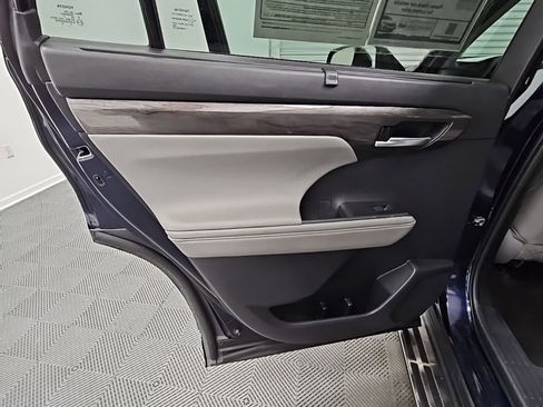 Used 2023 Toyota Highlander Limited image 37