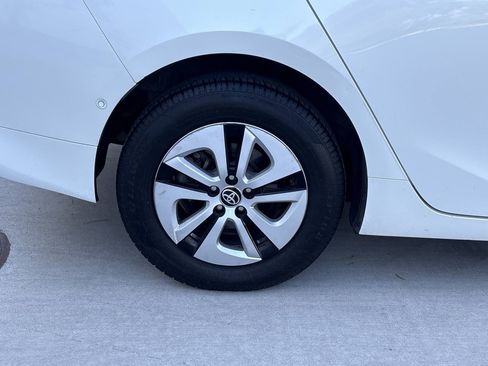 Used 2018 Toyota Prius Two w/ Prius Two Safety Plus Package FWD image 9