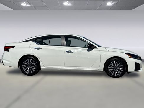 Used 2025 Nissan Altima 2.5 SV image 2