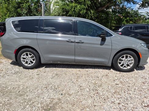 Used 2025 Chrysler Pacifica Select FWD image 5