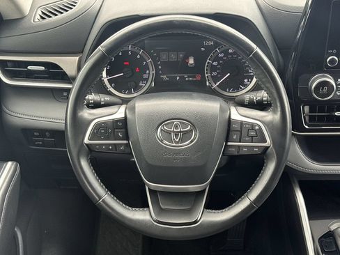 Used 2024 Toyota Highlander LE FWD image 24