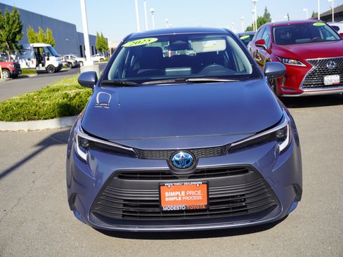 Used 2025 Toyota Corolla LE w/ Convenience Package FWD image 6