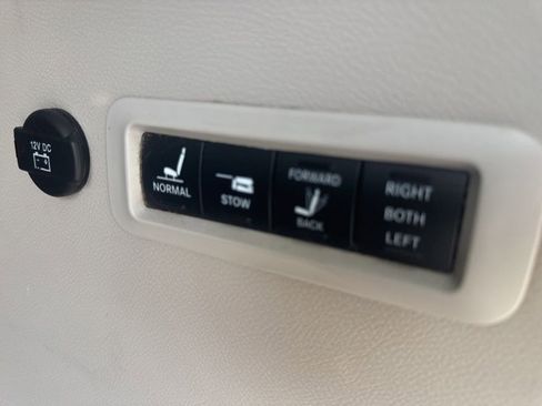 Used 2021 Chrysler Pacifica Limited AWD/4WD image 14