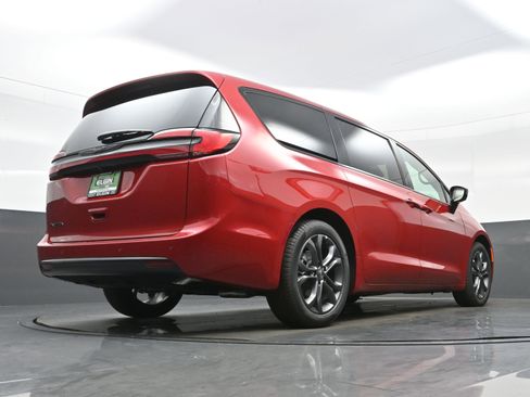 New 2026 Chrysler Pacifica Select image 16