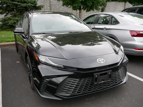 Used 2025 Toyota Camry SE w/ Multimedia Upgrade Package FWD image 4