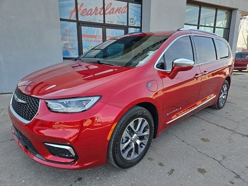 Used 2024 Chrysler Pacifica Pinnacle image 2