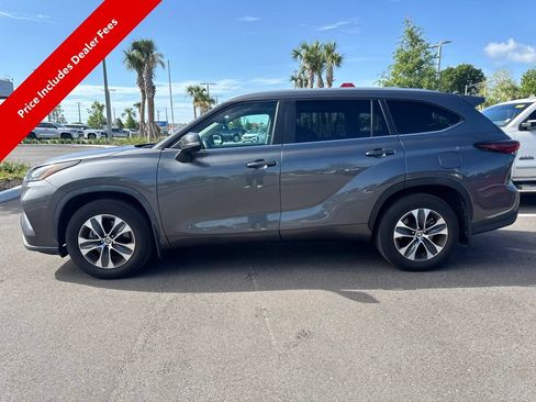 Used 2024 Toyota Highlander XLE AWD/4WD image 2
