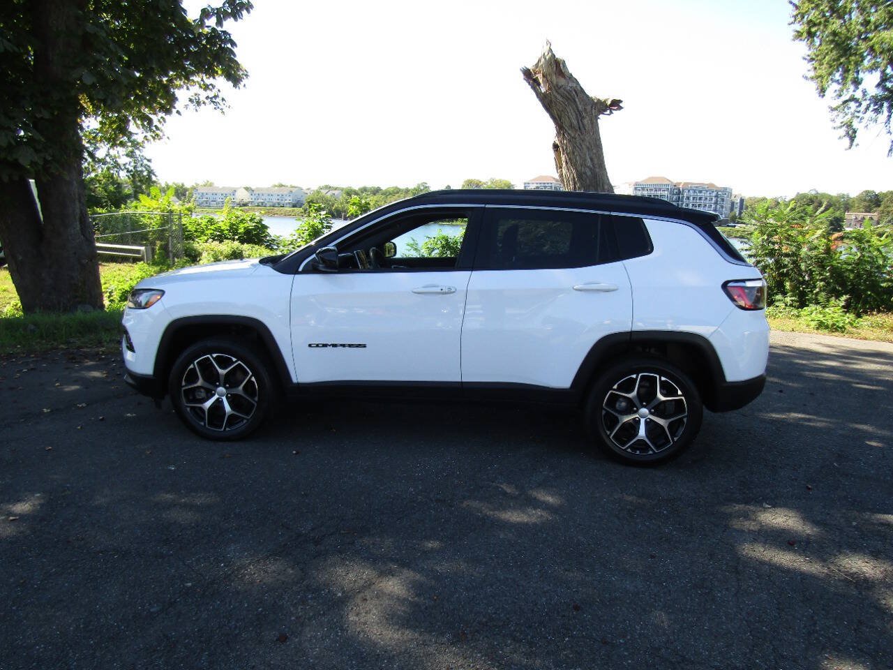 Used 2024 Jeep Compass Limited AWD/4WD image 4