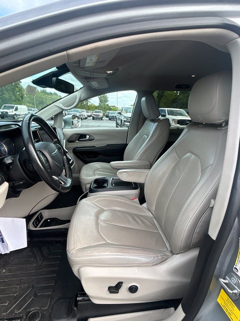 Used 2021 Chrysler Pacifica Touring-L FWD image 18