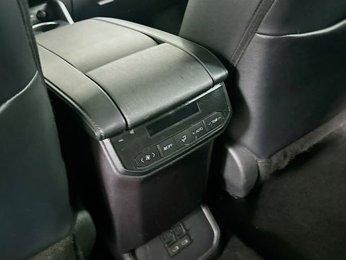 Used 2025 Toyota Highlander XLE image 28