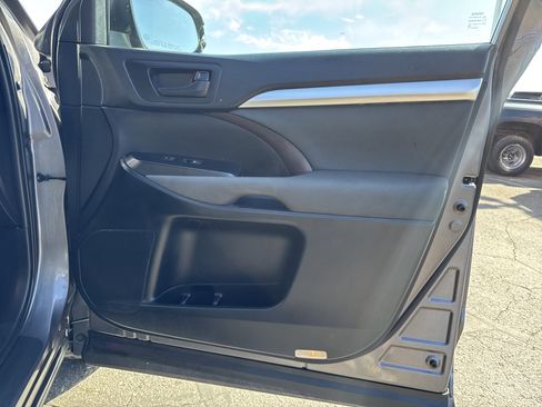 Used 2019 Toyota Highlander LE image 28