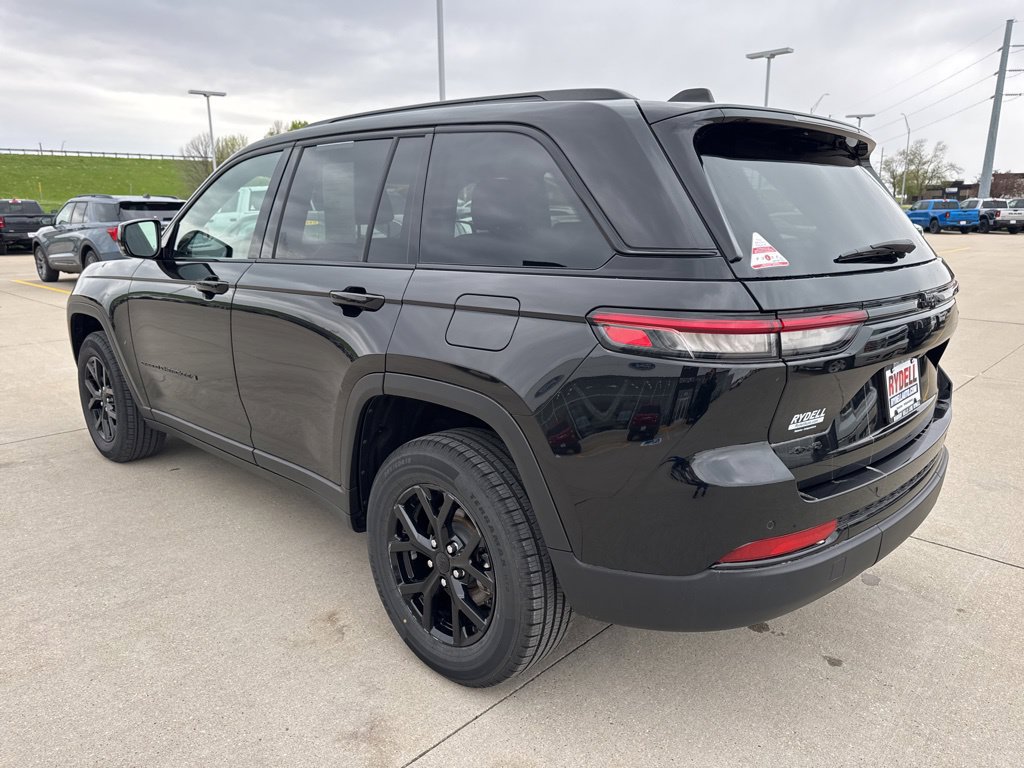 Used 2025 Jeep Grand Cherokee Altitude AWD/4WD image 22