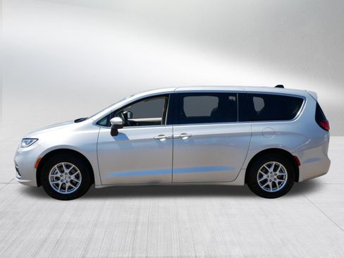 Used 2023 Chrysler Pacifica Touring-L FWD image 4