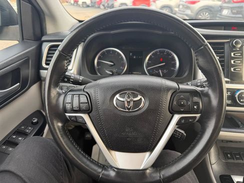 Used 2019 Toyota Highlander XLE AWD/4WD image 20