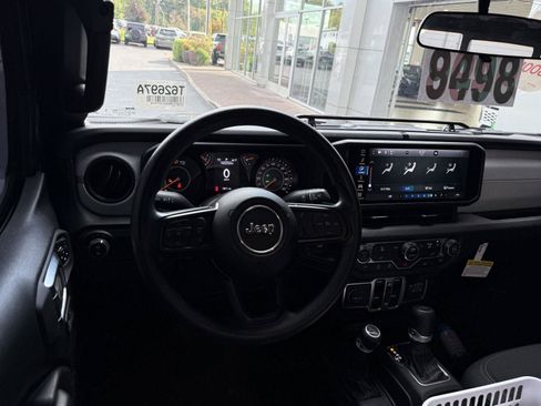 Used 2025 Jeep Gladiator Sport AWD/4WD image 11