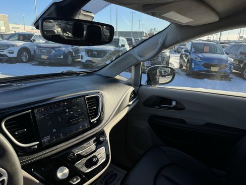 Used 2024 Chrysler Pacifica Select image 11