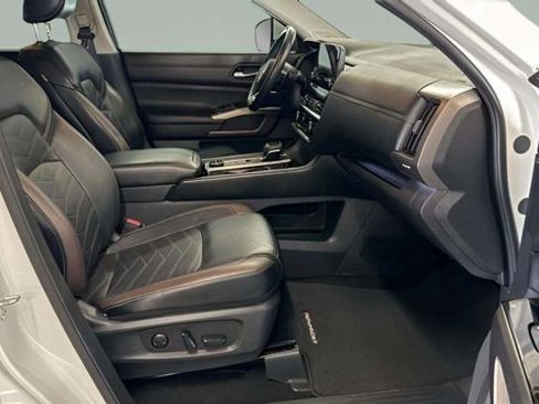 Used 2024 Nissan Pathfinder Platinum image 17