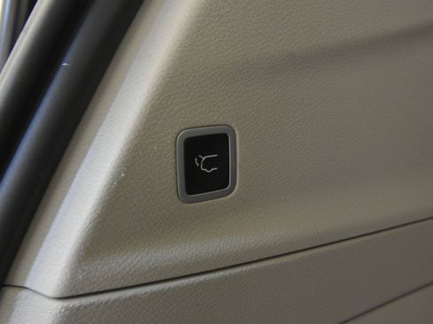 Used 2024 Chrysler Pacifica Touring-L FWD image 33