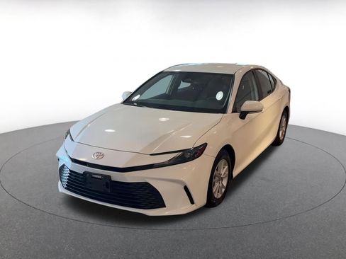 Used 2025 Toyota Camry LE image 7