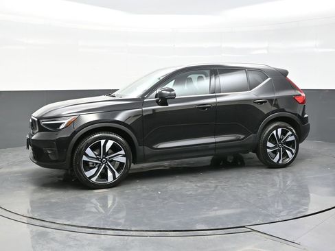 Used 2025 Volvo XC40 B5 Plus image 3