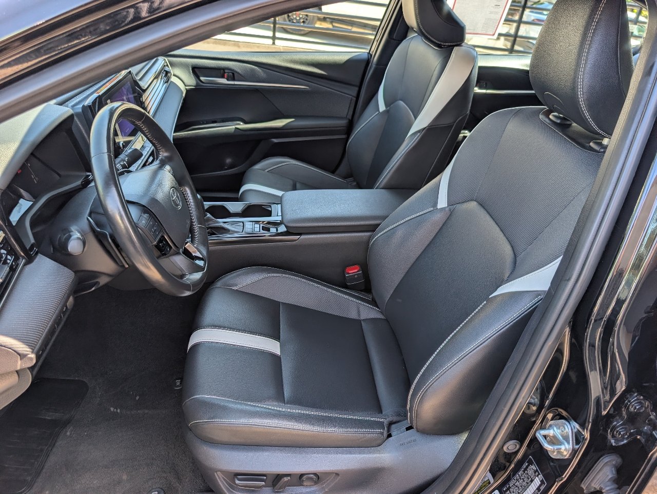 Used 2025 Toyota Camry SE FWD image 2
