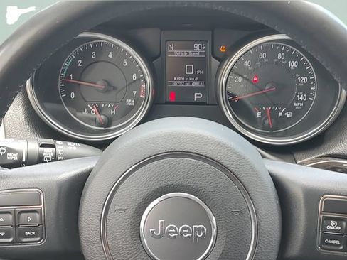 Used 2013 Jeep Grand Cherokee Laredo w/ Laredo E Group AWD/4WD image 12