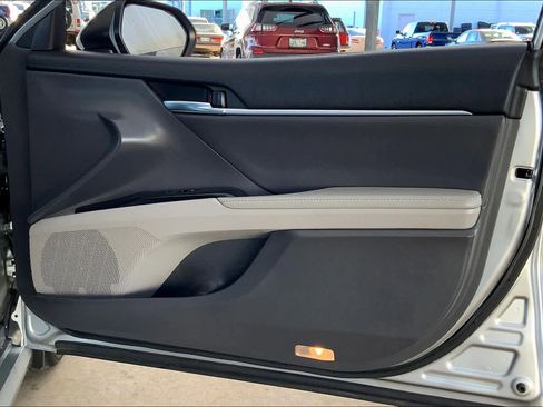 Used 2020 Toyota Camry XLE image 25