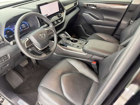 Used 2024 Toyota Highlander Limited image 23