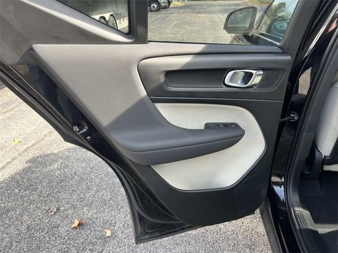 Used 2023 Volvo XC40 B5 Plus w/ Protection Package Premier image 18