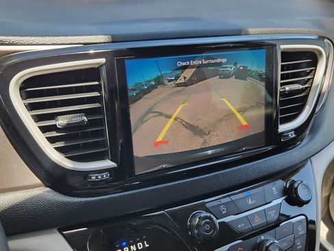 Used 2022 Chrysler Pacifica Touring-L FWD image 9