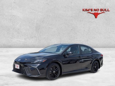 Used 2025 Toyota Camry SE FWD image 1