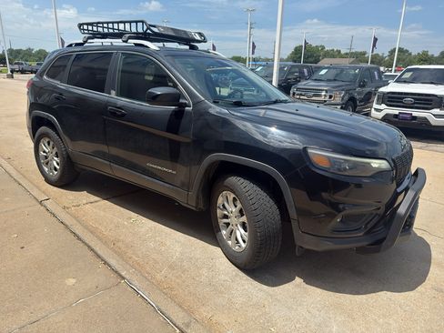 Used 2019 Jeep Cherokee Latitude w/ Popular Appearance Group AWD/4WD image 4