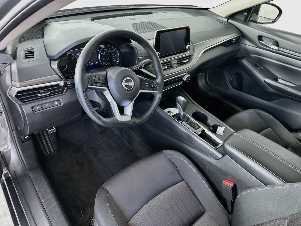 Used 2025 Nissan Altima 2.5 SV FWD image 29