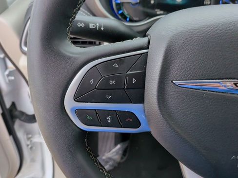 Used 2024 Chrysler Pacifica Limited FWD image 17