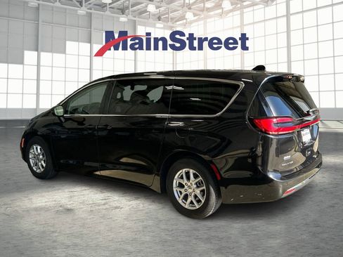 Used 2023 Chrysler Pacifica Touring-L FWD image 3