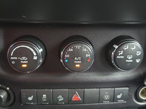 Used 2015 Jeep Wrangler Unlimited Sahara w/ Connectivity Group AWD/4WD image 15