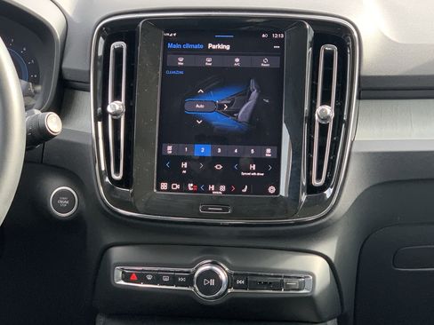 Used 2025 Volvo XC40 B5 Plus image 31